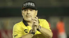 Maradona aplaude después de un juego