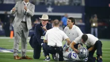 Allen Hurns, es atendido por el cuerpo médico del equipo