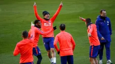 Jugadores del Atlético de Madrid calientan en el campo