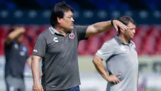 Isidoro García da indicaciones durante un partido