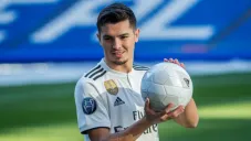 Brahim Díaz posa con un balón en el Santiago Bernabéu