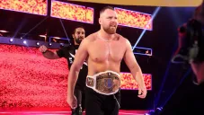 Dean Ambrose antes de ser atacado por Seth Rollins