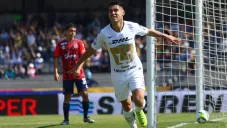 Felipe Mora celebra un gol con Pumas antes de ser anulado