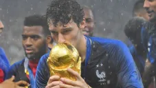 Pavard besa la Copa del Mundo ganada en Rusia