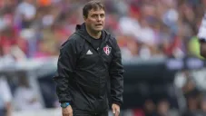 Hoyos observa un duelo de preparación de Atlas