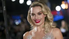 Margot Robbie sonríe durante la premier 'María, reina de Escocia'