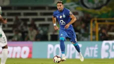 Herrera conduce un balón durante un partido