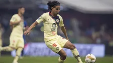 Diego Lainez controla el balón en juego de América