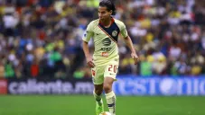 Lainez conduce el balón en encuentro de la Liga MX