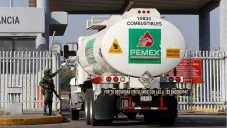 Pipa de Pemex siendo resguardada por militares