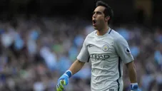 Bravo durante un partido con el Manchester City