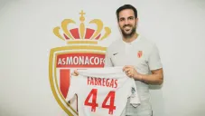 Cesc Fàbregas posa con el jersey del Mónaco
