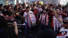 Afición le brinda serenata de bienvenida a las Chivas