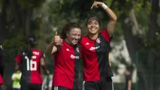 Jugadoras de Atlas Femenil festejan un gol contra Chivas en el C2019
