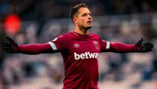 Chicharito durante un juego del West Ham United