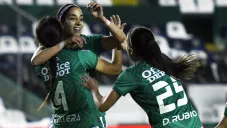León Femenil celebra una anotación frente a Tigres