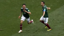 Hirving Lozano y Andrés Guardado celebran un gol ante Alemania