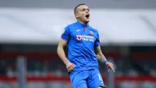 Jonathan Rodríguez festeja su gol con Cruz Azul