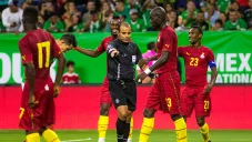 Jugadores de Ghana reclaman en juego contra México