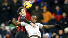 Smith y Antonio pelean el balón