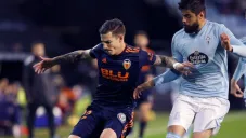 Araujo pelea el balón en el partido contra Valencia