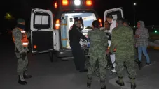 Soldados atienden a un herido de la explosión en Tlahuelipan