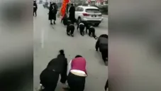 Empleados cumpliendo su castigo en China