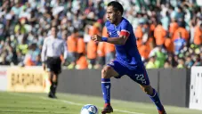 Rafa Baca conduce el balón en juego de Cruz Azul