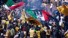 Aficionados de Pumas en las inmediaciones de CU