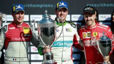 Benito Guerra (centro) con el trofeo de Campeón
