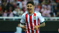 López celebra una anotación con Chivas