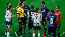 Pérez Durán se dirige al VAR para revisar jugada polémica