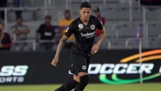 Carlos Salcedo durante un partido con el Eintracht Frankfurt