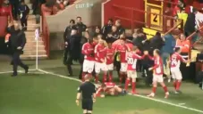 Krystian Bielik tras recibir un golpe de un aficionado