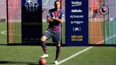 Kevin Prince posa con la camiseta culé en Camp Nou