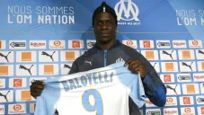 Balotelli muestra la playera del Olympique de Marsella con su número