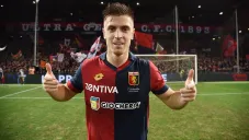 Krzysztof Piatek celebra tras un partido con el Genova