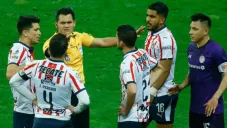 Pérez Durán revisa jugada polémica en el Akron