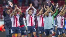 Jugadores de Chivas celebran victoria contra Toluca