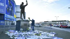 Flores y homenajes por Emiliano Sala en Cardiff