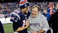 Tom Brady abraza a Bill Belichick tras el partido contra Chargers