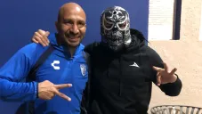 Penta se toma una foto con el Conejo Pérez