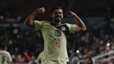 Henry Martín festeja un gol con el América