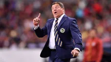 Herrera dirigiendo un partido del América