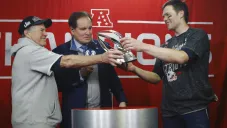 Belichick y Brady celebran la victoria frente a los Kansas City Chiefs