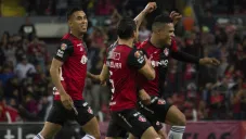 Jugadores del Atlas celebran anotación contra Lobos