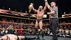 Tommaso Ciampa festeja un triunfo