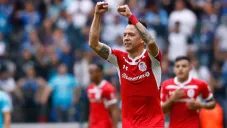 Salinas celebra un gol con Diablos