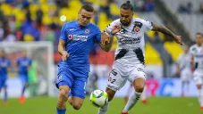 Julian Velázquez marca a Jonathan Rodríguez