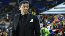 Patiño mira a su banca durante el partido contra Pachuca